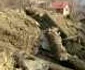 Foto Video Pământul a luat-o la vale în Băile Olăneşti. Două familii riscă să rămână fără locuinţe