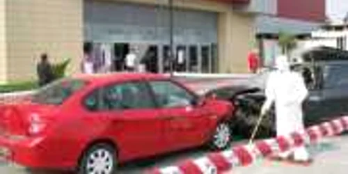 Bacău: Maşini distruse şi pete de sânge la Mall