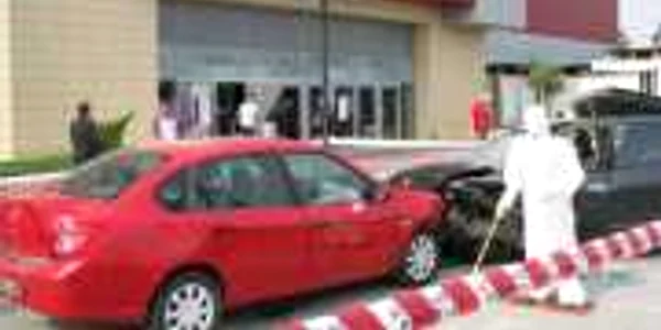Bacău: Maşini distruse şi pete de sânge la Mall