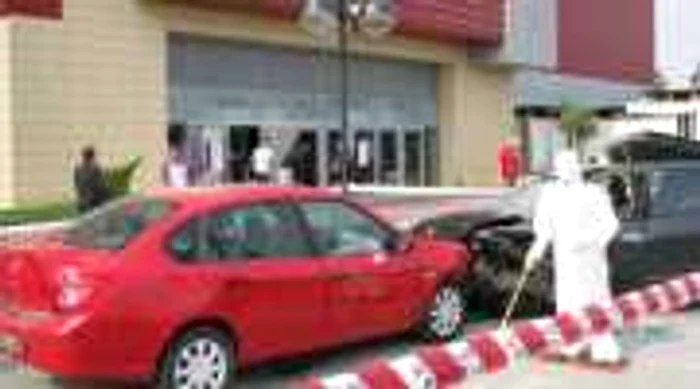 Bacău: Maşini distruse şi pete de sânge la Mall