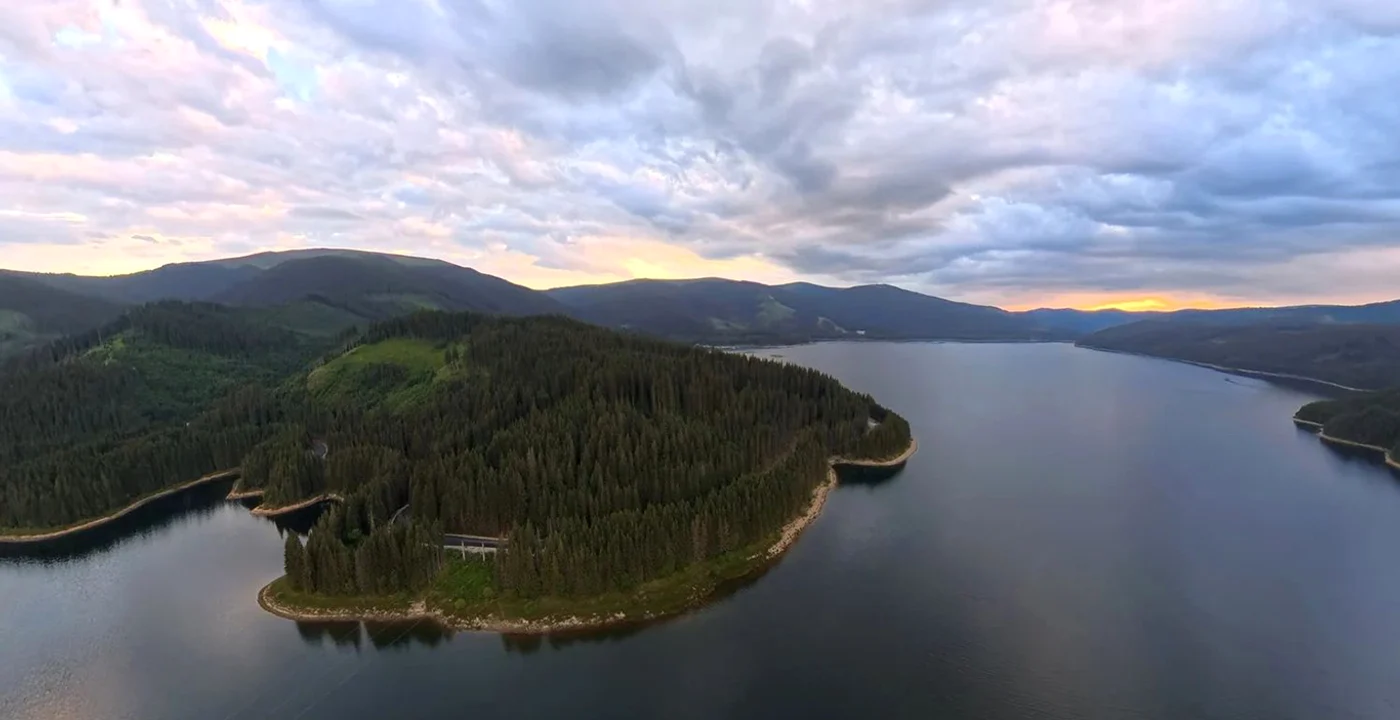 Drumul înconjoară Lacul Vidra. FOTO: Adevărul