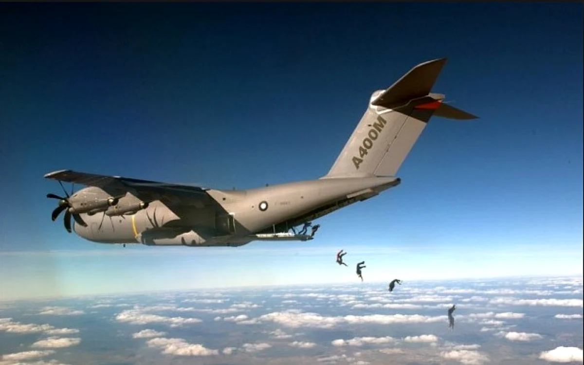 Paraşutări din aeronava A400M.
