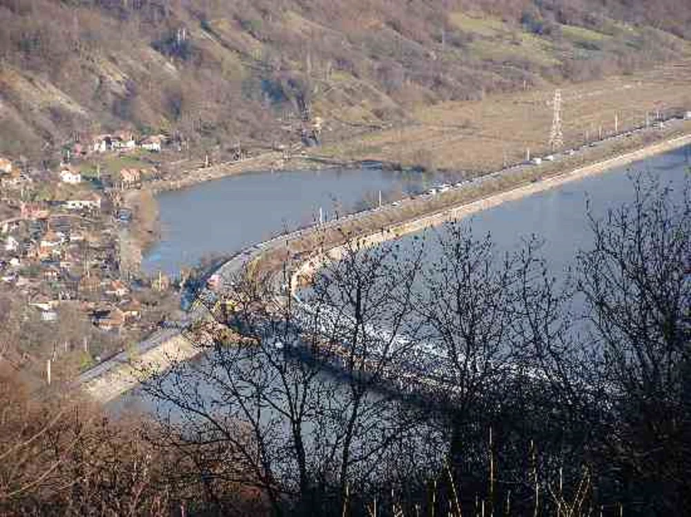Balta Proieni din zona Brezoi Vâlcea de pe Valea Oltului - în imagine cea din stânga Foto pescuitul 