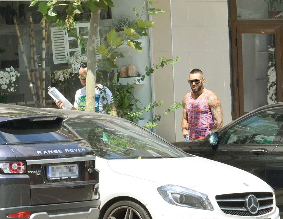 
    August 2014. Ieri Alex Velea a mers în inspecţie la fostul apartament conjugalFotografii: BLITZ/ALEX MUSCALIU  