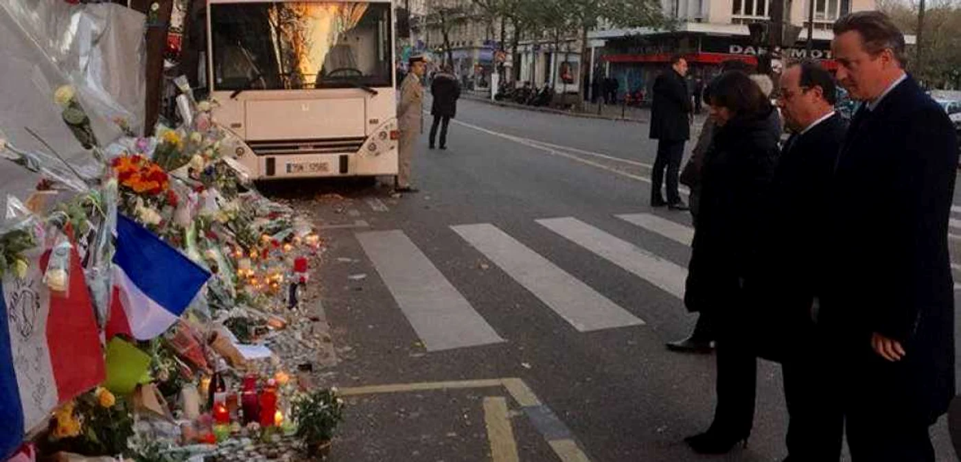 David Cameron şi Francois Hollande se reculeg în faţa sălii Bataclan