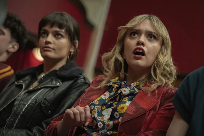 stânga - Emma Mackey (personaj Maeve Wiley) - dreapta - Aimee Lou Wood (personaj Aimee Gibbs)