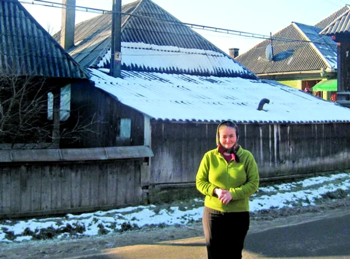 
    Mariana Bledea foloseşte stâlpul pe post de cuier  