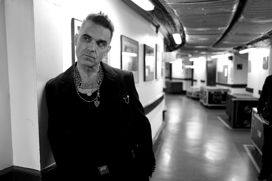 Artistul susține că a fost martorul unor fenomene extraterestre. FOTO: Facebook / Robbie Williams