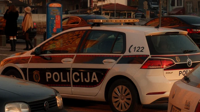 Doi agenți, surprinși în ipostaze intime într-o mașină de serviciu/ sursa Pexels