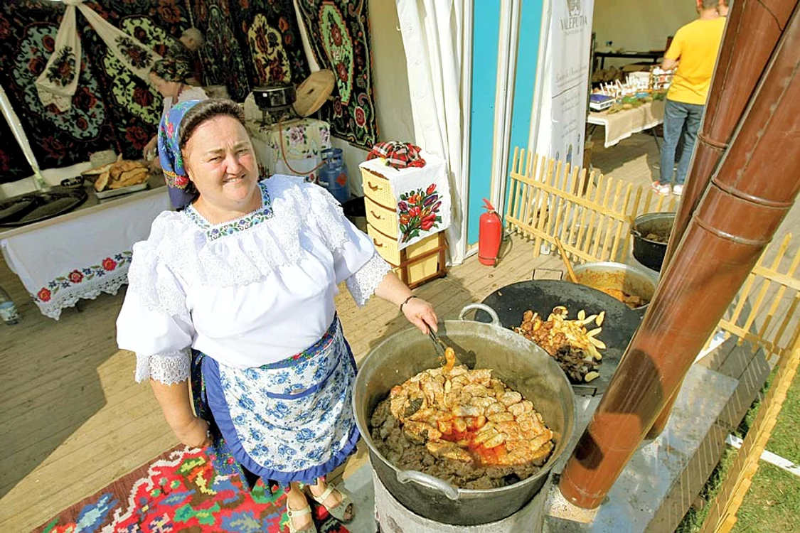 Iulia a adus la târg  plăcintele și sarmale cu  păsat din Maramureș