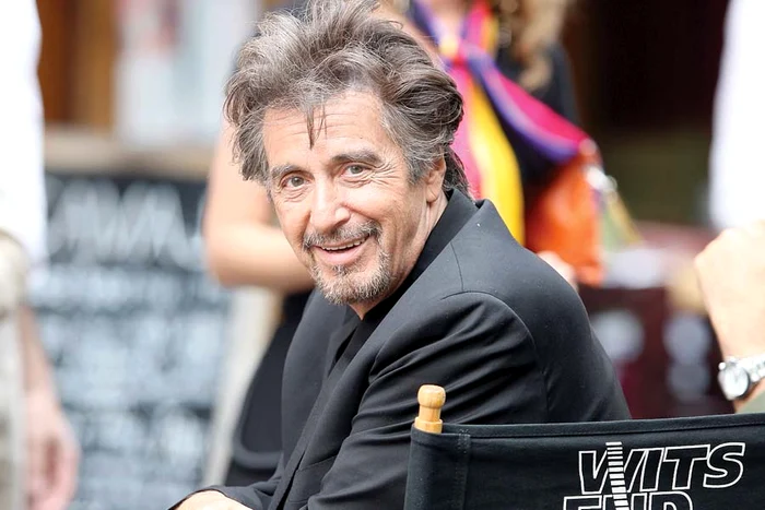 2012 Îmbrăcat cu un palton anost  şi cu fesul mult tras  pe frunte, Al Pacino  arată ca un boschetar! (foto: guliver)