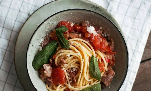 Spaghete alla matriciana cu salvie jpeg