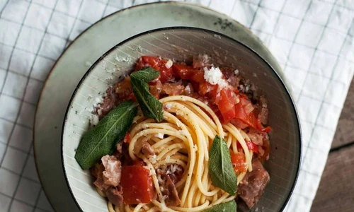 Spaghete alla matriciana cu salvie jpeg
