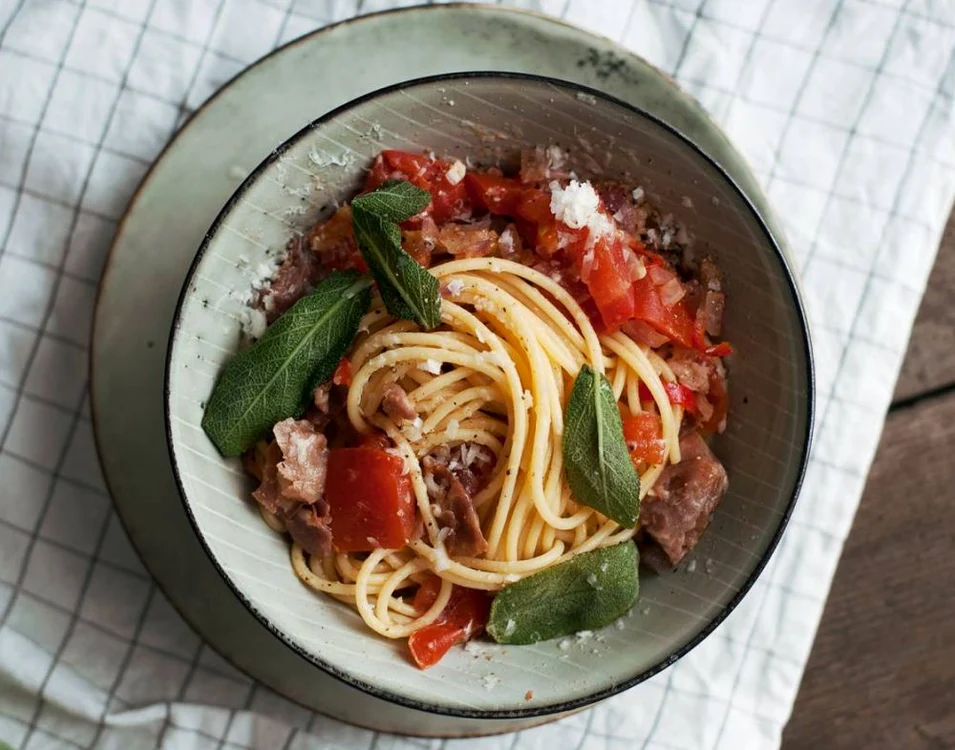 Spaghete alla matriciana cu salvie jpeg