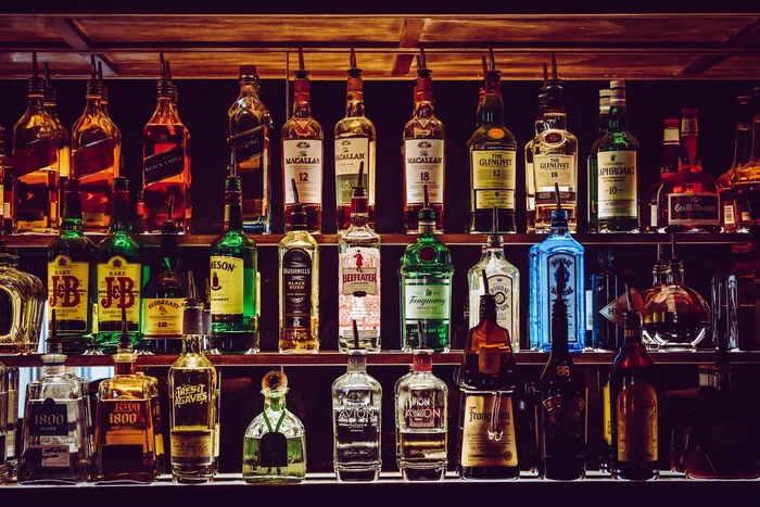 Sticle de alcool. FOTO: Pexels