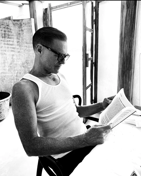 
    Bryan Adams stă cuminte în izolare, citește cât e ziua de lungă și așteaptă să treacă pandemiafoto: Instagram  