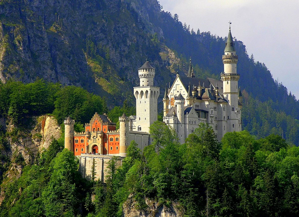 Castelul Neuschwanstein din Bavaria FOTO wikipedia.org