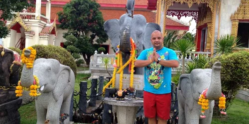 Tiberiu Molnar la un templu budist din Phuket