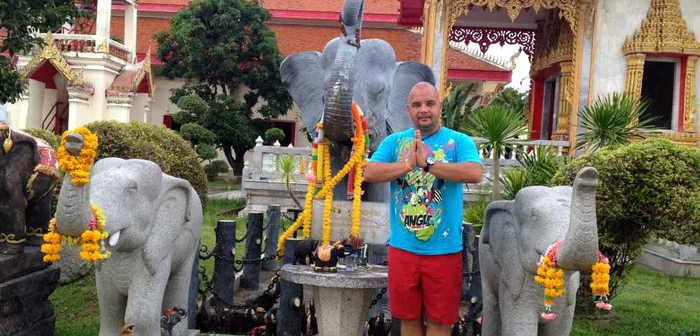 Tiberiu Molnar la un templu budist din Phuket