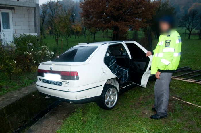 În maşină au fost găsite 3.000 de pachete cu ţigări de contrabandă Foto: Adevărul