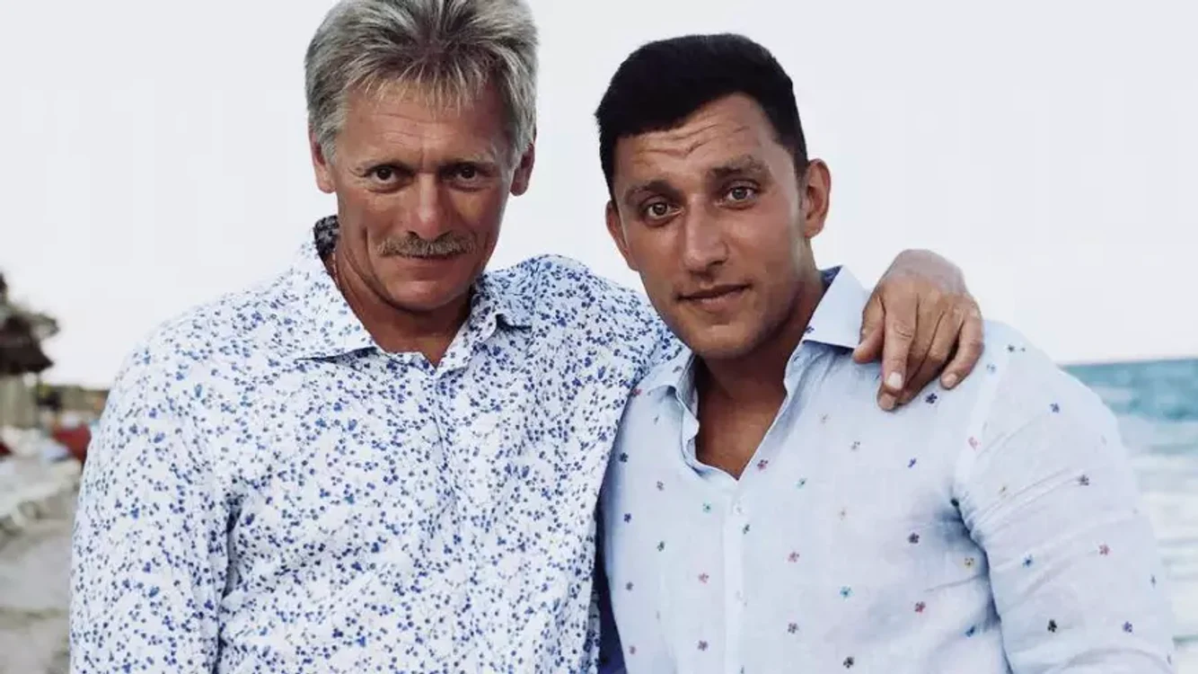 Dmitri Peskov (stânga) și fiul său Nikolai Choles FOTO Twitter/ Nexta
