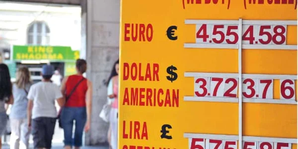 La casele de schimb, euro a trecut de 4,5 lei, iar dolarul se vinde cu peste 3,7 lei