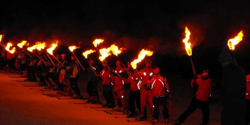 Coborârea cu torţe i-a ţinut cu sufletul la gură pe turişti. Foto: Mariana Bejenaru