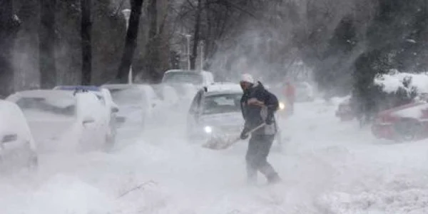 Zăpada le-a dat de furcă şoferilor bucureşteni