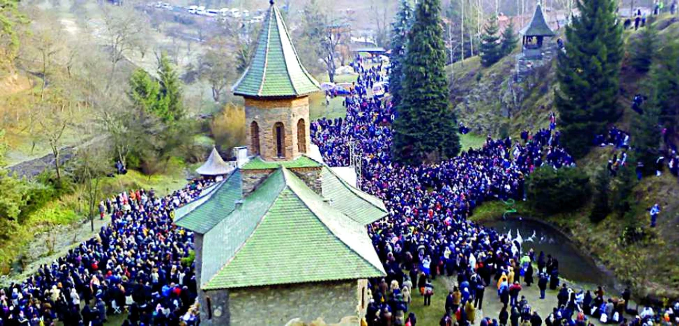 În fiecare an, pelerinii vin să se închine la mormântul lui Arsenie Boca. Foto: Adevărul