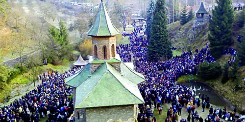 În fiecare an, pelerinii vin să se închine la mormântul lui Arsenie Boca. Foto: Adevărul