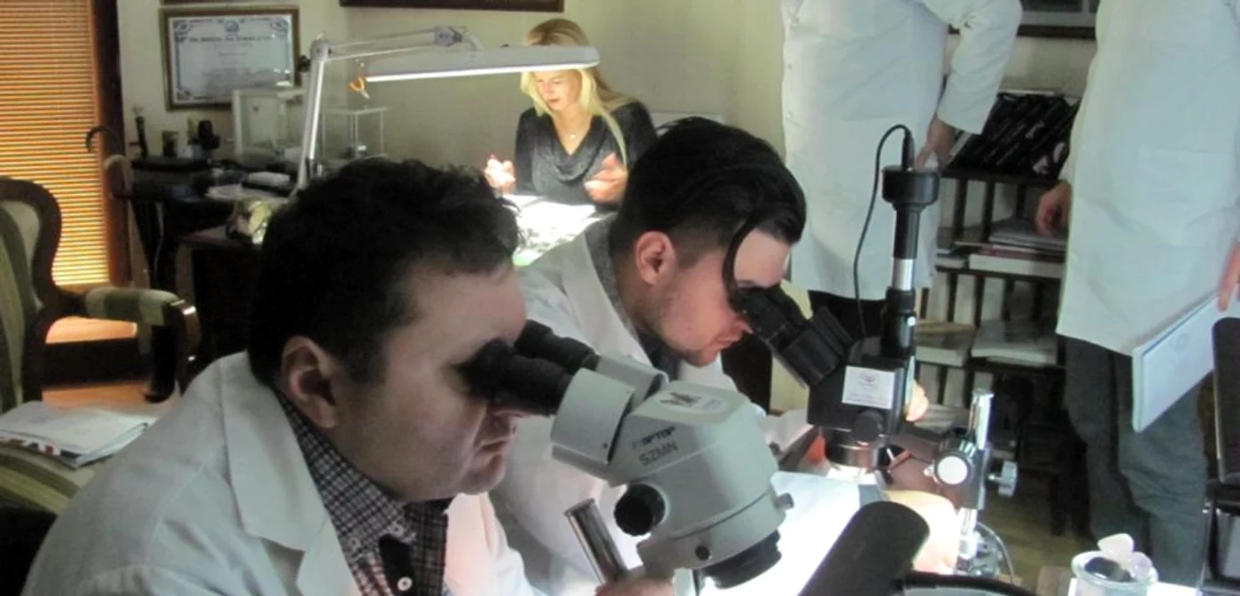 Gemologii se ocupă de studierea, identificarea şi clasificarea pietrelor preţioase FOTO Centrul Gemologic Român