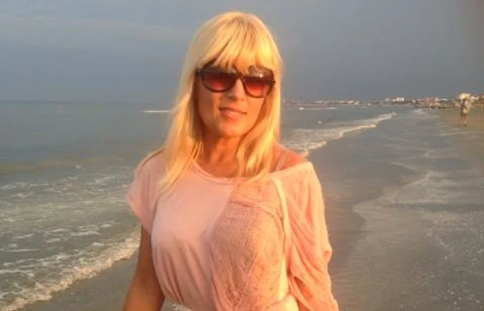 Elena Udrea şi spuma valurilor FOTO Facebook