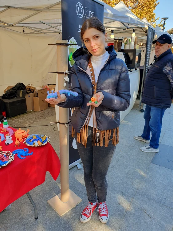 Artistă care realizează prodise la imprimanta 3 D