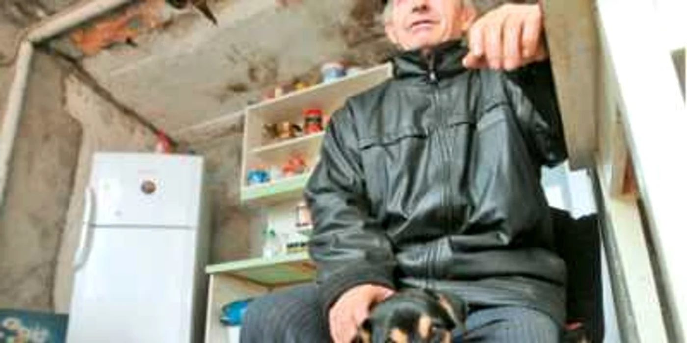 Bătrânul Moş Nicolae trăieşte într-o căsuţă modestă din comuna Şandra, Timiş  