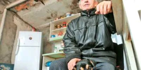 Bătrânul Moş Nicolae trăieşte într-o căsuţă modestă din comuna Şandra, Timiş  