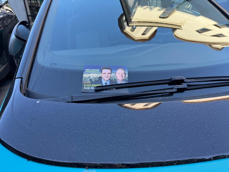 Pliante de campanie cu mesajul „Klaus Iohannis: Susțin Nicușor Dan președinte!” au împânzit Bucureștiul. Edilul a depus plângere