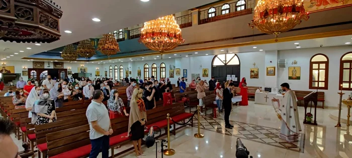 Slujba de Crăciun la Dubai ținută de preotul Alexandru Trușcan. Foto: facebook Parohia Română Dubai
