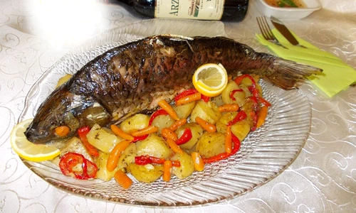 crap umplut pe pat de legume jpeg