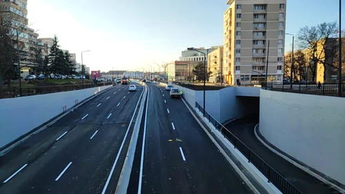 Zeci de orădeni au urmărit pornirea circulaţiei prin pasaje. Foto: Arany Jozsef