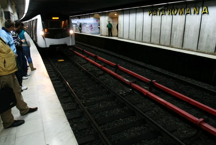 Trenurile de metrou nu pot opri pe loc în cazul în care o persoană cade pe șine. Foto: Click!