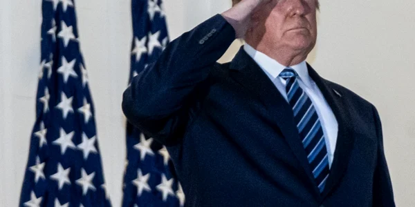 Trump salută la întoarcerea la Casa Albă FOTO EPA-EFE