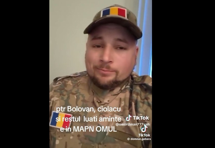 Un român îmbrăcat cu o uniformă falsă de militar instigă la violență pe net. Postarea a înfuriat internauții