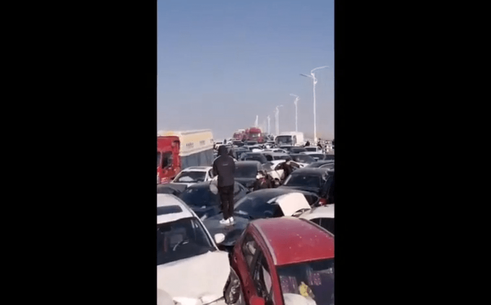 Carambol cu 200 de mașini pe un pod din China. O persoană a murit: „Este prea înfricoşător” VIDEO