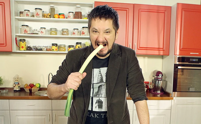 
    Marcel Toader pleacă la  pachet cu Maria, soţia sa. Folclorista Saveta  Bogdan e veterana  show-ului, la 69 de ani. Jurnalistul Mircea N. Stoian  revine pe “sticlă”,  de data aceasta la PRO TV  