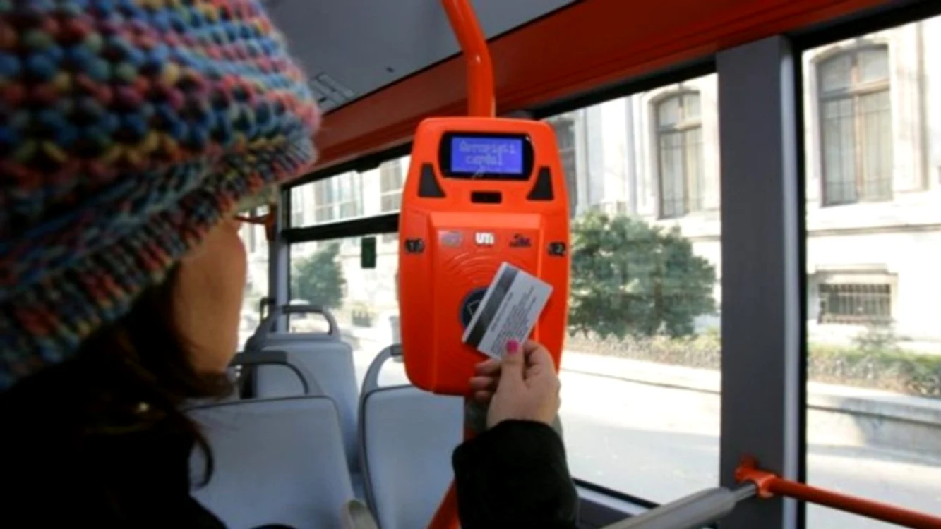
    Plata cu cardul direct în autobuz se poate face de acum și pe unele linii din Capitală  