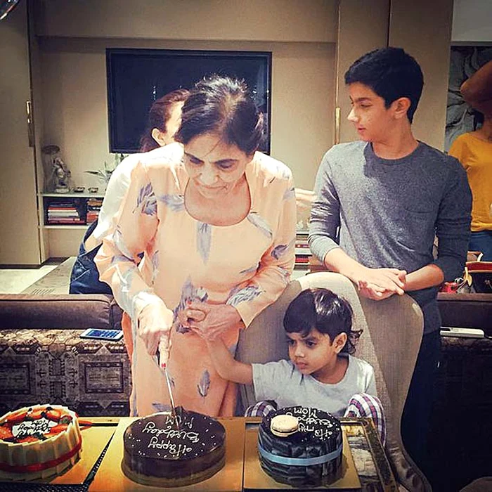 Iulia a chefuit luni la ziua mamei lui Salman Khan, iubitul ei indian.  De la festin nu au lipsit dulciurile de casă, la care românca e expertă