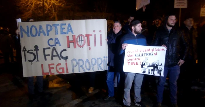 Un protest anti-guvernamental a fost organizat la Alba Iulia după adoptarea ordonanţei de urgenţă FOTO Dorin Ţimonea