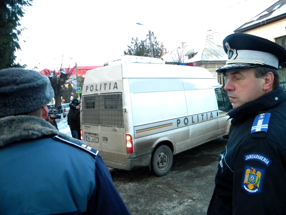 Suspecţii sunt aduşi în faţa instanţei