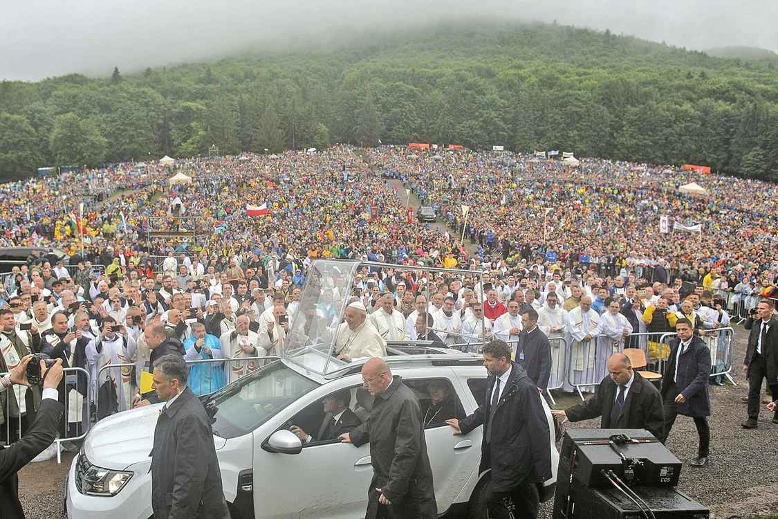 Şumuleu Ciuc. 100.000 de pelerini au fost sâmbătă în sanctuarul marian