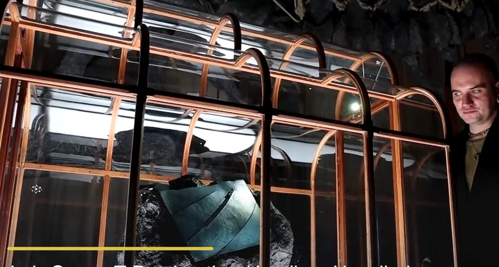 Geantă din colagen de dinozaur, prezentată la Amsterdam. Ce spune comunitatea științifică despre pielea cu „ADN de T-rex” crescută în laborator